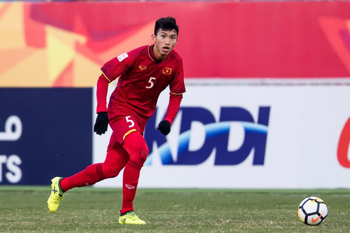 Doan Van Hau, pemain Vietnam U-23 mengalami cedera sebelum laga Kualifikasi Piala Dunia 2022. Copyright: © Fox Sports Asia