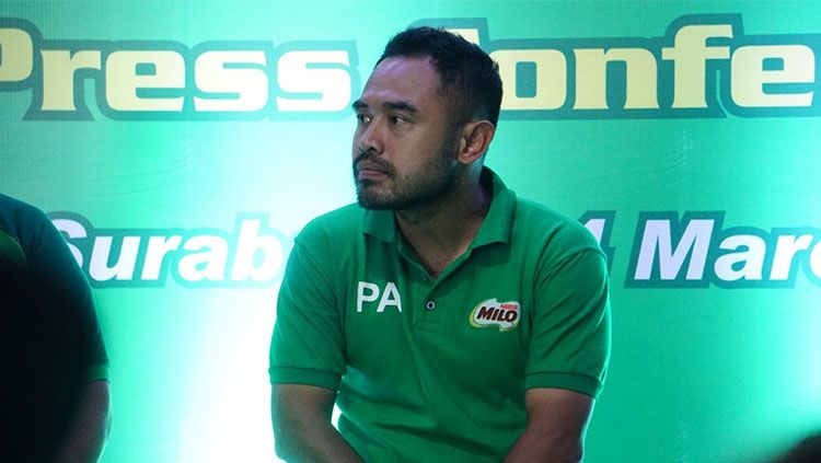 Ponaryo Astaman menjadi salah satu pelatih sepak bola yang menaungi MILO Activ Academy. Copyright: © Fitra Herdian/INDOSPORT