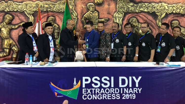 Ahmad Syauqi (kemeja biru) terpilih sebagai Ketua Umum Asprov PSSI DIY dalam KLB di Monumen PSSI, Wisma Soeratin, Yogyakarta, Minggu (24/03/19). Copyright: © Ronald Seger/INDOSPORT