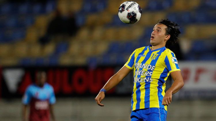 Ezra Walian cetak gol indah di sesi latihan RKC Waalwijk jelang laga play-off leg kedua Eredivisie. Copyright: © www.bd.nl