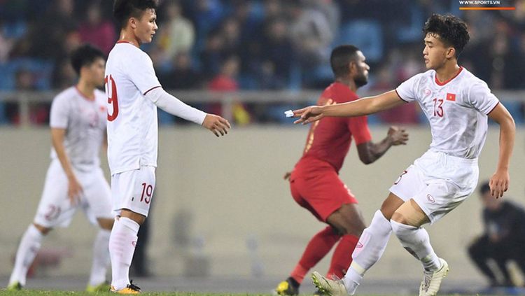 Pemain Vietnam memberikan coretak kertas formasi Copyright: © http://sport5.vn