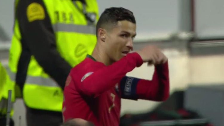 Striker Timnas Portugal Cristiano Ronaldo ditandu ke luar usai mengalami cedera di hidungnya. Copyright: © Twitter/@juvefcdotcom