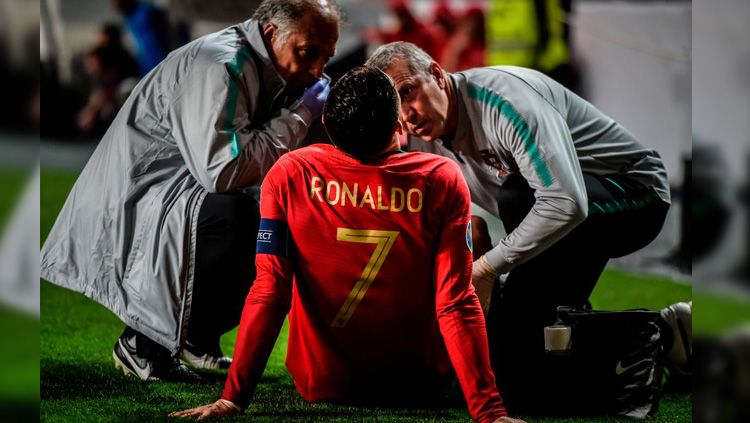 Striker Timnas Portugal Cristiano Ronaldo mendapat perawatan dokter usai mengalami cedera di hidungnya. Copyright: © Twitter/@ForzaJuve2017