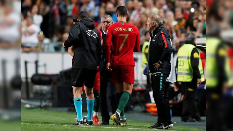Kapten Timnas Portugal Cristiano Ronaldo ditarik keluar. Copyright: © Twitter/@Eurosport_UK