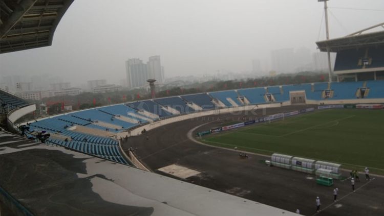 Gelandang Timnas Indonesia, Marc Klok mengkritik kualitas rumput lapangan Stadion My Dinh Copyright: © Zainal Hasan/INDOSPORT