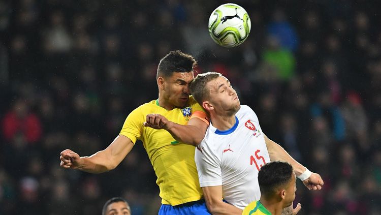 Casemiro menanduk bola saat pertandingan Republik Ceko vs Brasil, Rabu (27/03/19). Copyright: &copy; Twitter/@BGT_ENG