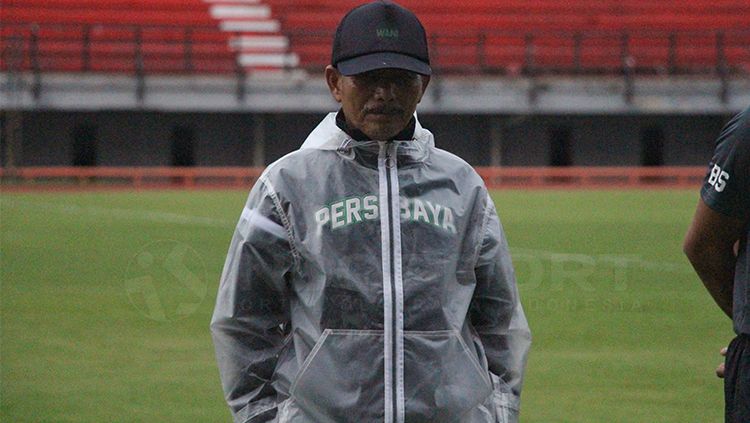 Djajang Nurdjaman memimpin latihan Persebaya Surabaya di Stadion GBT, Jumat (22/3/19). Copyright: © Fitra Herdian/INDOSPORT