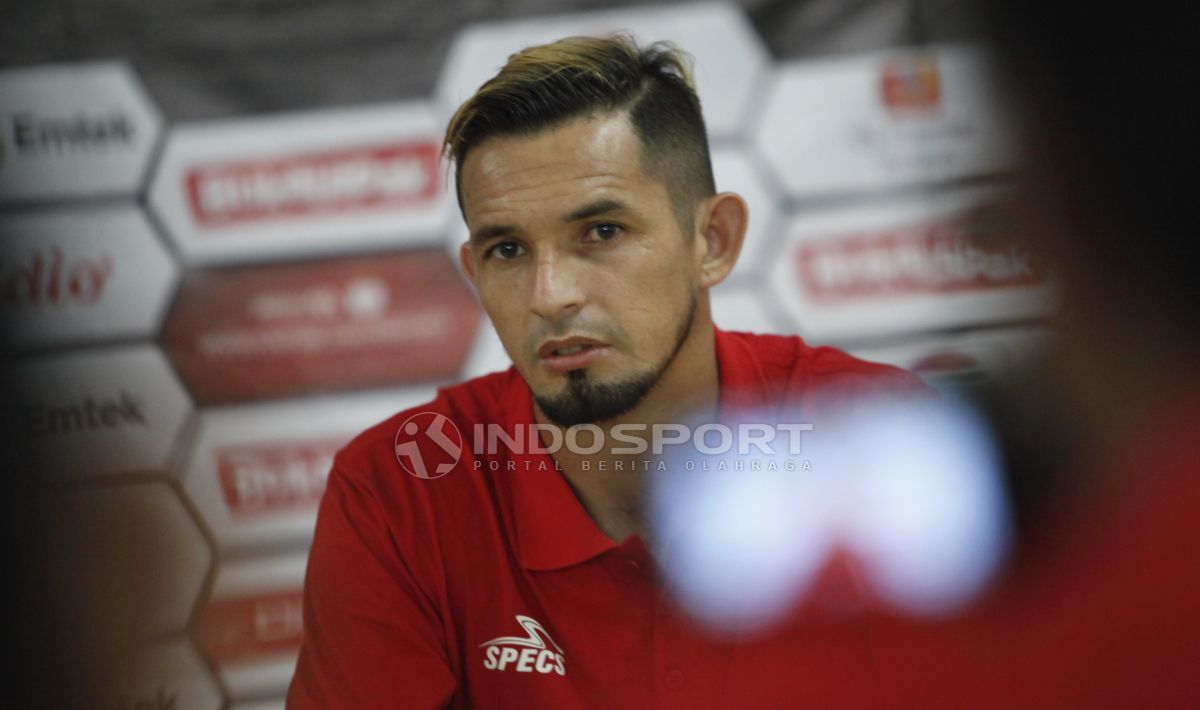 Pemain Persija Jakarta, Silvio Escobar pada jumpa pers jelang babak 8 besar Piala Presiden 2019 lawan Kalteng Putra di stadion Patriot, Rabu (27/03/19). Copyright: © Herry Ibrahim/Indosport.com