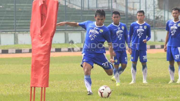 Bintang Persib Bandung Puja Abdillah diketahui tengah terbaring sakit dan turut dapat dukungan dari eks Liga Belanda Nick Kuipers. Copyright: © Arif Rahman/INDOSPORT