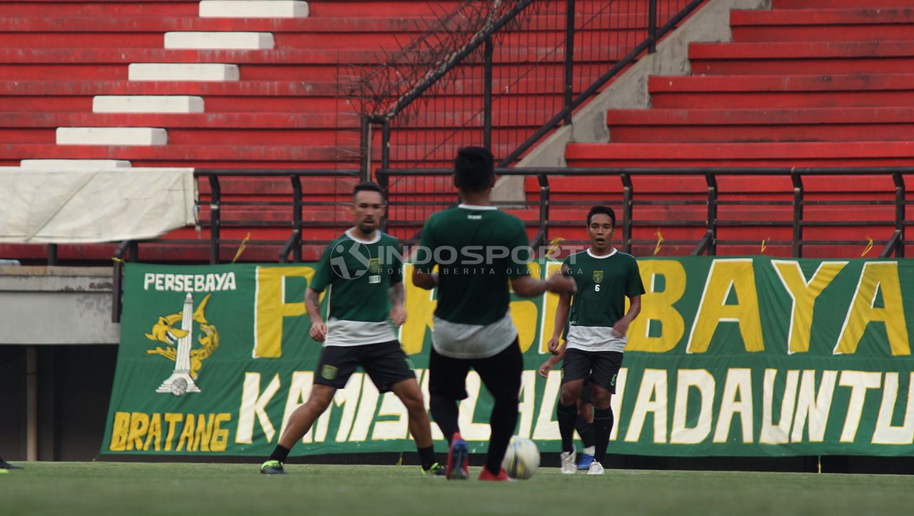 Pemain Persebaya berlatih di Stadion GBT, Rabu (27/3/19). Copyright: © Fitra Herdian/Indosport.com