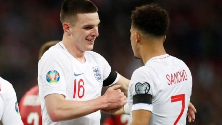 Bintang muda Timnas Inggris, Declan Rice (kiri), lebih memilih bertahan di klubnya ketimbang bergabung dengan Manchester United. Copyright: © Reuters