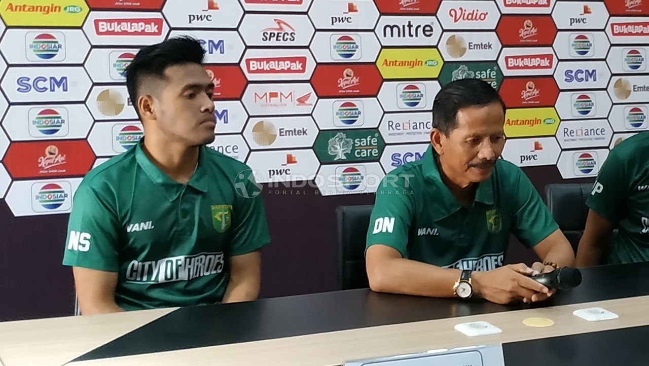 Pelatih Persebaya Djadjang Nurdjaman dan Novan Setya Novanto saat konfrensi pers, Kamis (28/3/19). Copyright: &copy; Fitra Herdian/Indosport.com