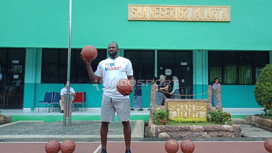 Jason Richardson, mantan pemain NBA saat hadir ke Jakarta dan melatih siswa SMA N 82 Jakarta. Copyright: © Shintya Anya Maharani/Indosport.com