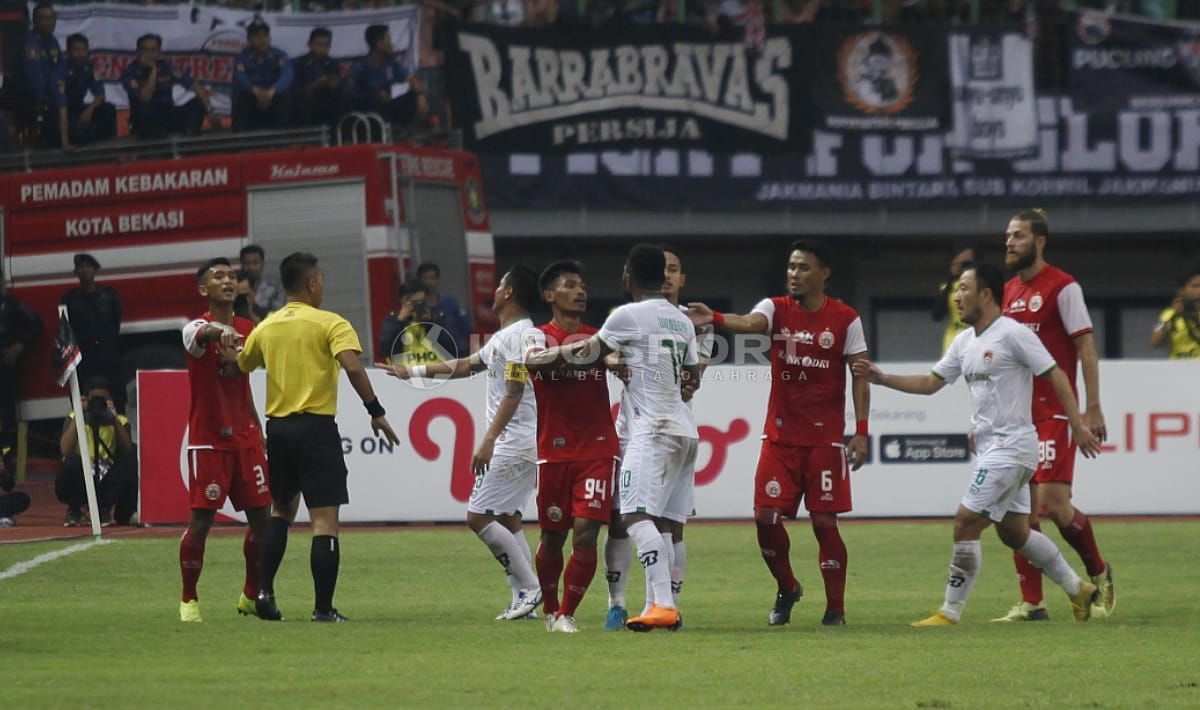 Perselisihan antara pemain Persija Jakarta vs Kalteng Putra. Copyright: © Herry Ibrahim/Indosport.com