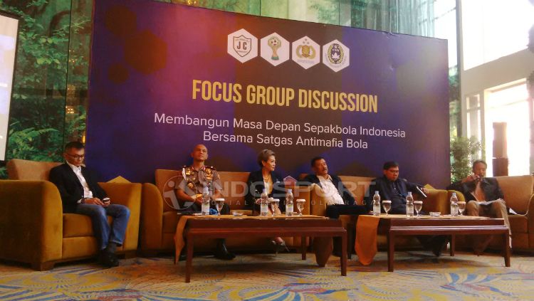 Narasumber Focus Grup Discussion Membangun Masa Depan Sepak Bola Indonesia bersama Satgas Antimafia Sepak Bola, di Hotel el Royale, Kota Bandung, Kamis (28/03/19). Copyright: © Arif Rahman/INDOSPORT