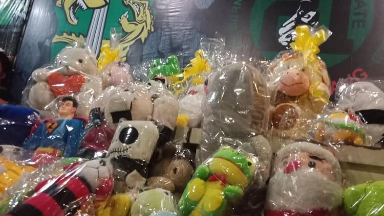 Hujan Boneka akan terjadi di Stadion GBT, pada Laga Persebaya vs Tira-Persikabo. Copyright: © boneknews