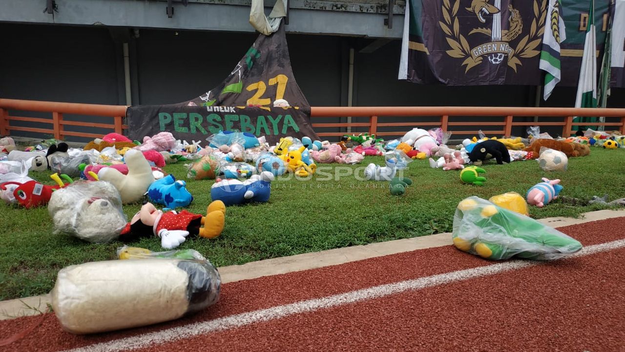 Hujan Boneka di laga Persebaya vs Tira Persikabo sebagai bentuk solidaritas untuk anak-anak penderita kanker. Copyright: © Fitra Herdian/Indosport.com