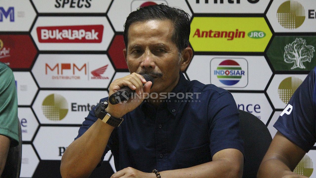 Pelatih Barito Putera, Djadjang Nurdjaman saat konfrensi pers. Copyright: © Fitra Herdian/Indosport.com