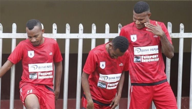 Marinus Wanewar (kanan) sudah mulai bergabung bersama rekan-rekannya di Persipura Jayapura. Copyright: © Galery_Persipura