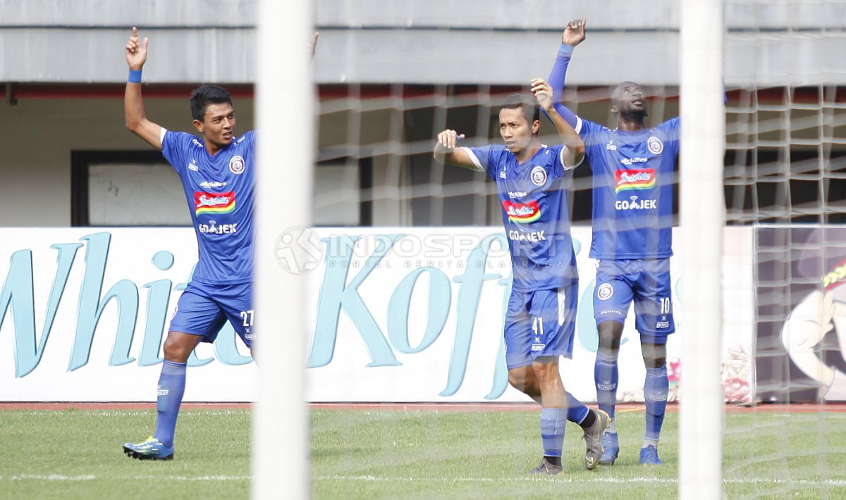 Selebrasi Makan Konate (Arema FC) bersama teman-teman usai merayakan gol ke gawang Bhayangkara FC. Copyright: © Herry Ibrahim/Indosport.com