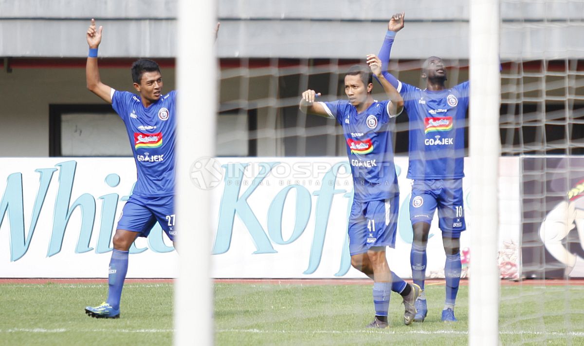 Selebrasi Makan Konate (Arema FC) bersama teman-teman usai merayakan gol ke gawang Bhayangkara FC. Copyright: © Herry Ibrahim/Football265.com