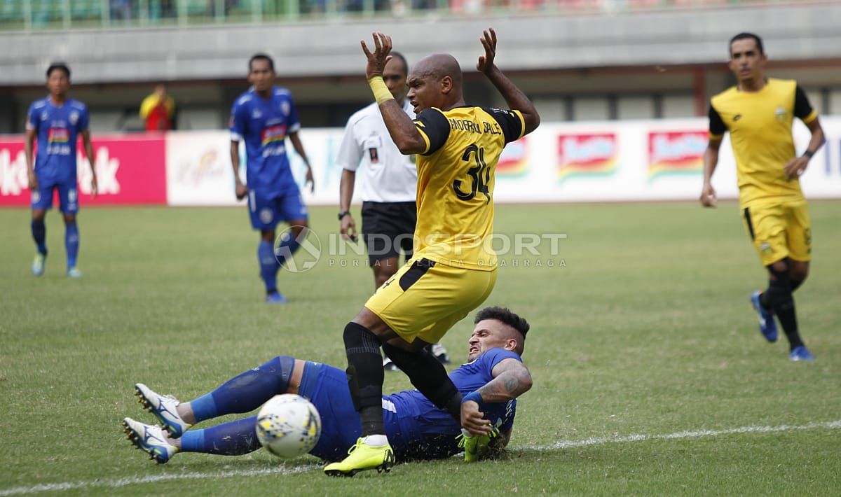 Bhayangkara FC vs Arema FC. Copyright: © Herry Ibrahim/Indosport.com