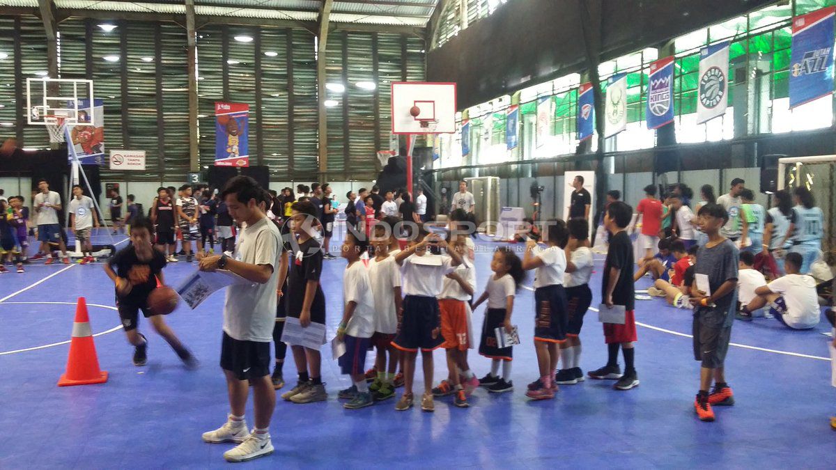 Program Jr. NBA yang digelar oleh The National Basketball Association (NBA) secara resmi kembali hadir untuk yang keenam kalinya secara berturut-turut di Cilandak Sport Center, Jakarta Selatan pada Sabtu (30/03/19). Copyright: © Risto Risanto/Indosport.com