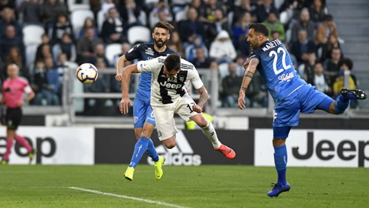 Mario Mandzukic saat berduel dengan pemain Empoli. Copyright: © Filippo Alfero