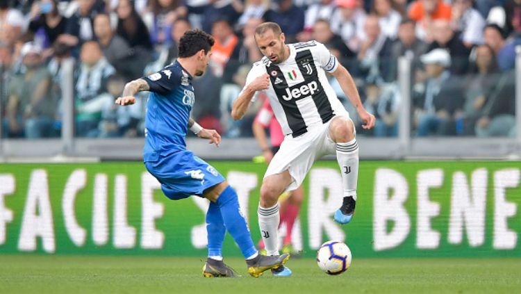 Chiellini saat mengusai bola dalam hadangan pemain Empoli. Copyright: © Filippo Alfero