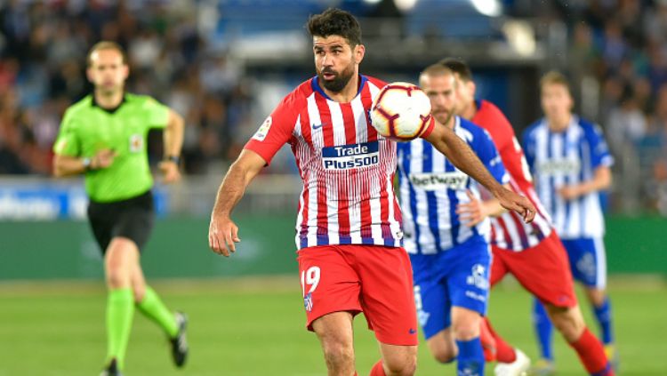 Diego Costa tengah menguasai bola di laga melawan Alaves. Copyright: © ANDER GILLENEA