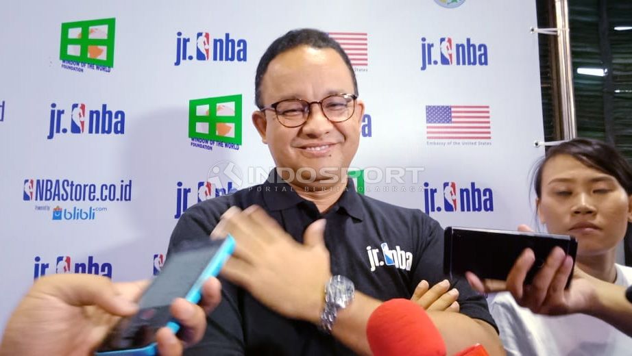 Anies Baswedan menjelaskan tujuan utama diajarkannya materi basket NBA dalam pelajaran olahraga dalam sekolah di DKI Jakarta. Copyright: © Shintya Anya Maharani/Indosport.com