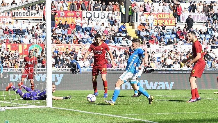 Dries Mertens mencetak gol ke gawang AS Roma. Copyright: © @en_sscnapoli