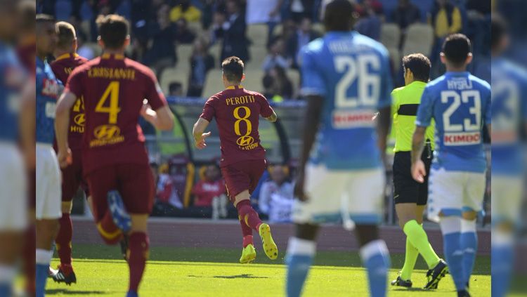 Diego Perotti merayakan gol di laga AS Roma vs Napoli pada ajang Serie A Italia, Minggu (31/03/19). Copyright: © Twitter/@ASRomaEN
