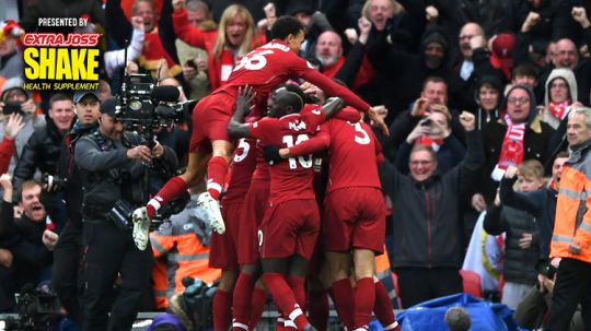 Para pemain Liverpool berselebrasi merayakan kemenangan atas Tottenham Hotspur. Copyright: © Shaun Botterill/Getty Images