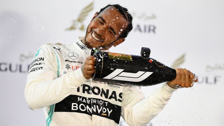 Pembalap dari Mercedes, Lewis Hamilton menjadi pemuncak klasemen sementara Formula 1 2019. Copyright: © Lars Baron/Getty Images
