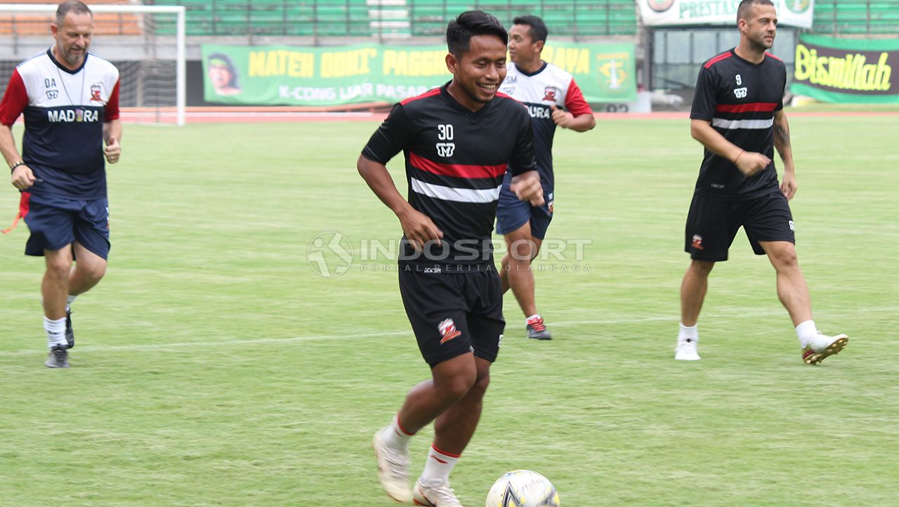 Andik Vermansah saat melakukan pemanasan di Stadion GBT, Selasa (02/04/19). Copyright: © Fitra Herdian/Football265.com