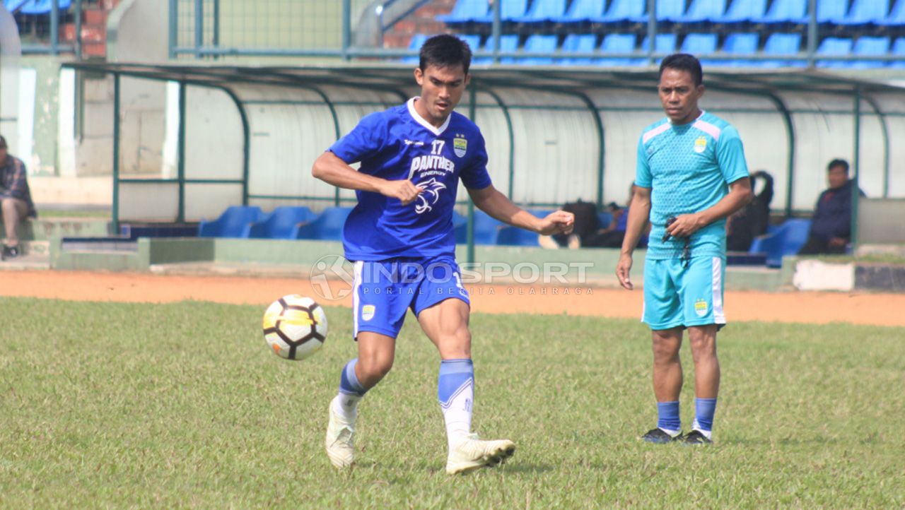 Pemain belakang klub Liga 1 Persib Bandung, Zalnando, mengisi waktu luangnya dengan kegiatan positif, salah satunya membuat podcast. Copyright: © Arif Rahman/Indosport.com