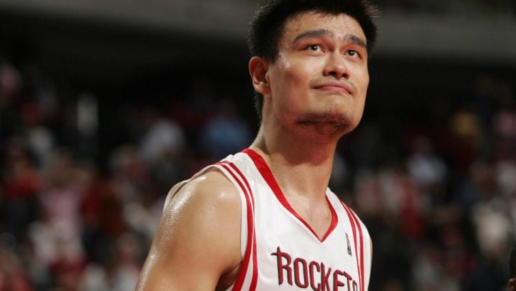 Yao Ming ketika bermain membela Houston Rockets. Copyright: © NBA