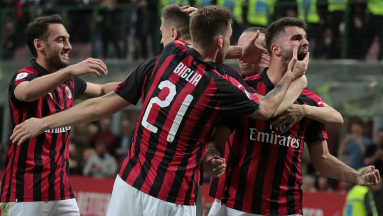 Selebrasi para pemain AC Milan usai menjebol gawang Udinese. Copyright: © Emilio Andreoli