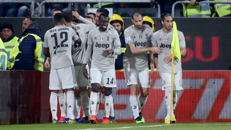 Skuat Juventus merayakan gol Leonardo Bonucci di pinggir lapangan saat menghadapi Cagliari, Rabu (03/04/19) dini hari WIB. Copyright: © Enrico Locci/Getty Images