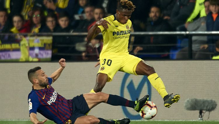 Jordi Alba coba menghalangi laju pemain lawan saat pertandingan Villarreal vs Barcelona, Rabu (03/04/19) dini hari WIB. Copyright: © Manuel Queimadelos Alonso/Getty Images