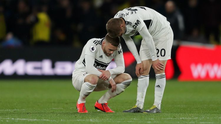 Calum Chambers dan Maxime Le Marchand tertunduk lesu usai Fulham resmi degradasi dari Liga Primer Inggris, Rabu (03/04/19) dini hari WIB. Copyright: © Richard Heathcote/Getty Images