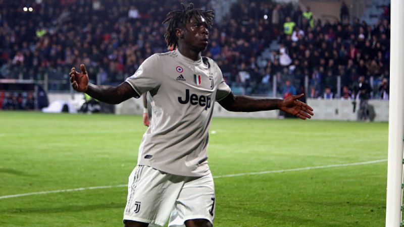 Moise Kean selebrasi pasca cetak gol di laga Cagliari vs Juventus. Copyright: © Enrico Locci/Getty Images