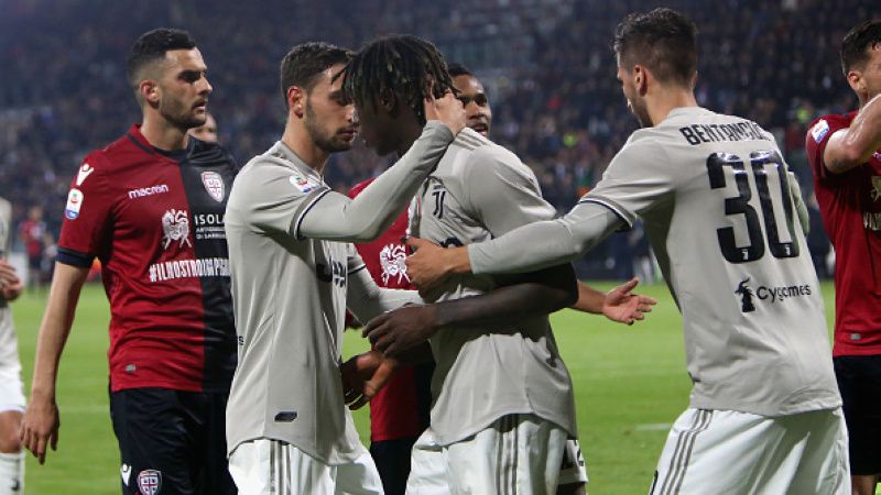 Moise Kean dilerai saat berselebrasi di depan fans Cagliari yang rasis kepadanya. Copyright: © Enrico Locci/Getty Images