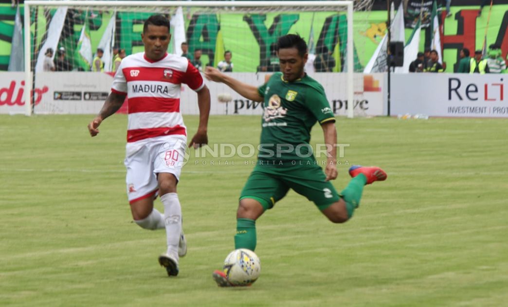Pertandingan Persebaya Surabaya vs Madura United. Copyright: © Fitra Herdian/Soicaumienbac.cc