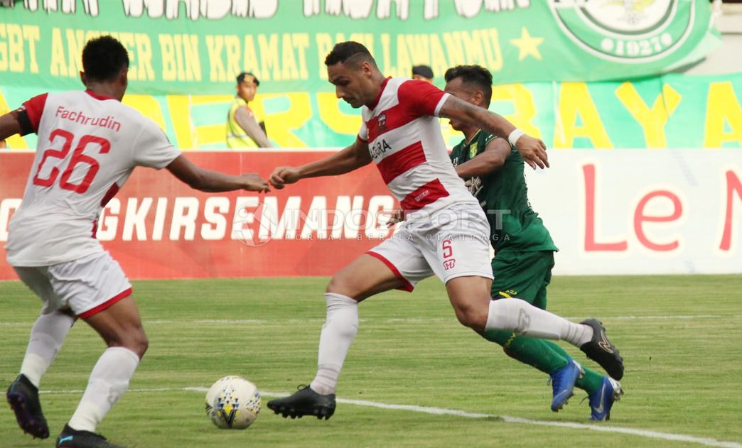 Pertandingan Persebaya Surabaya vs Madura United. Copyright: © Fitra Herdian/Indosport.com