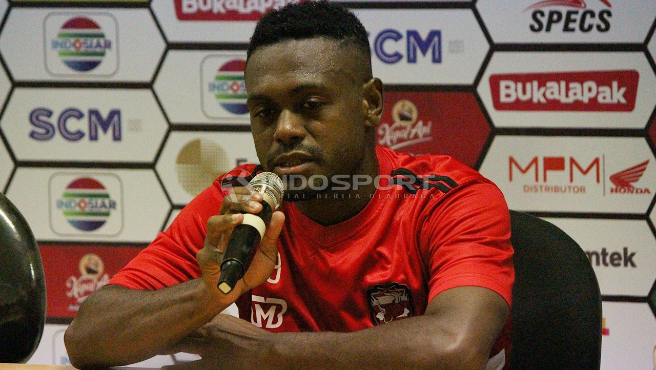 David Laly (kanan) cukup menyesalkan hasil imbang yang dipetik Madura United, saat menghadapi Persela Lamongan pada pekan ke-7 Liga 1. Copyright: © Fitra Herdian/Indosport.com