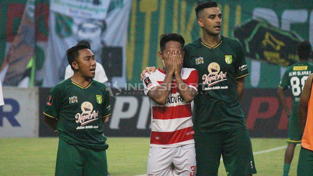 Pemain Madura United, Andik Vermansah menangis saat bernyanyi song for pride, Rabu (3/4/19). Copyright: © Fitra Herdian/Indosport.com