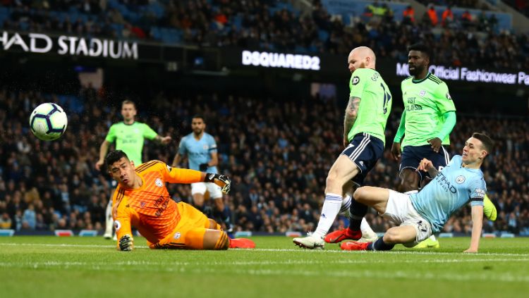 Phil Foden saat memberikan ancaman kepada pertahanan Cardiff. Copyright: © Michael Steele