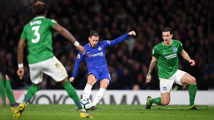 Eden Hazard (tengah) melepaskan tendangan berujung gol pada pertandingan Chelsea vs Brighton & Hove Albion di Liga Inggris, Kamis (04/04/2019). Copyright: © Twitter/@AEFootball_